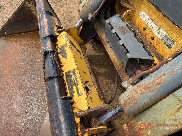 2011-deere-333d-image-6