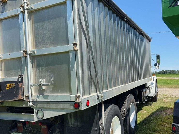 2002-freightliner-fl80-image-12