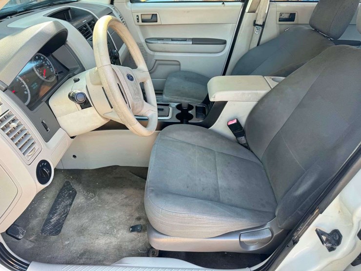 2010-ford-escape-image-9