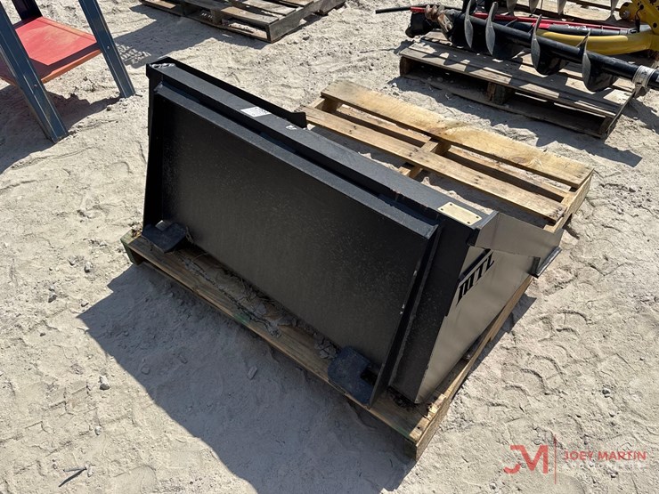 mtl-42"-mini-skid-steer-bucket-image-2