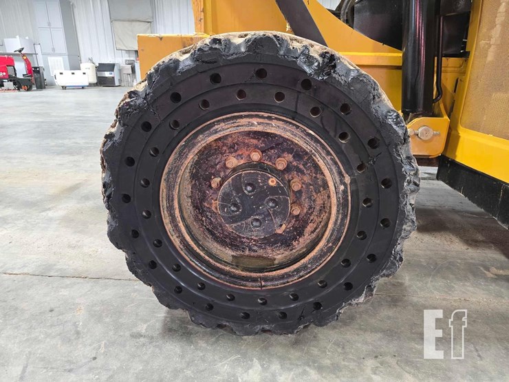 2013-caterpillar-tl1055c-image-30