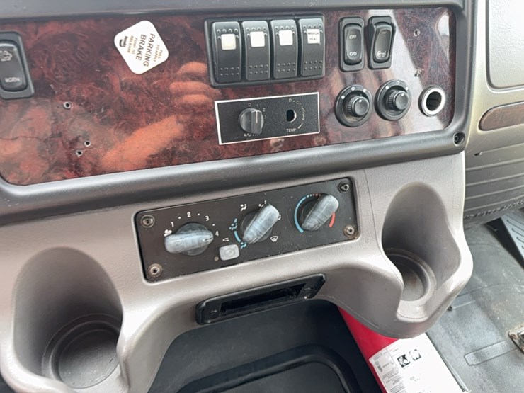 2012-freightliner-bus-image-37