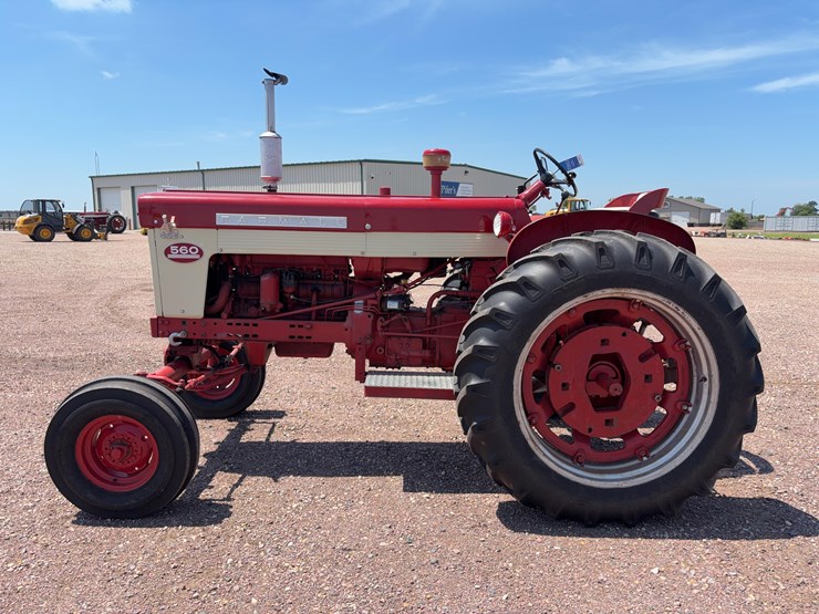 farmall-560-tractor-image-8