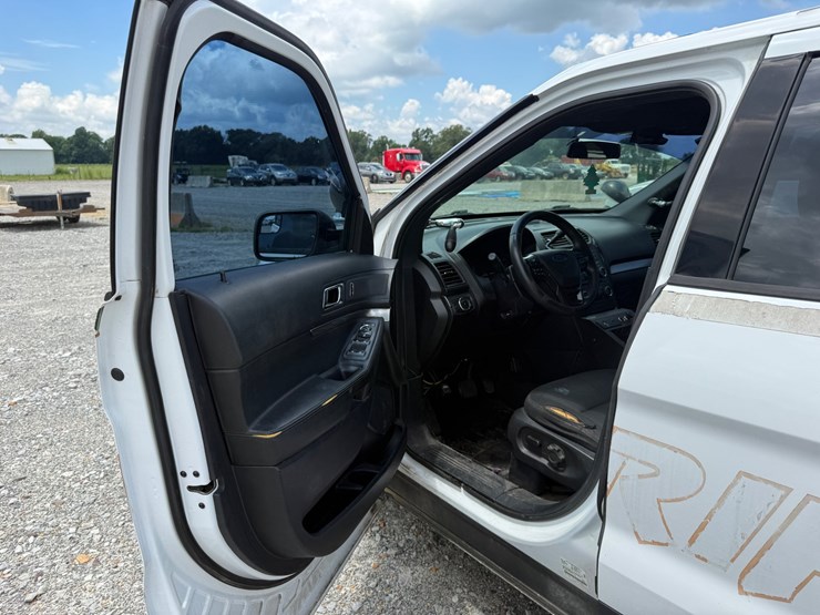 2017-ford-explorer-image-37