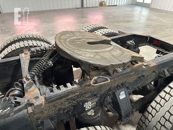 2017-peterbilt-389-image-11