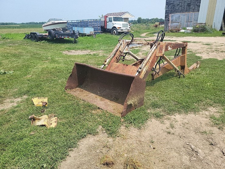 international-2000-loader-w/66"-bucket-and-mounting-brackets-image-1