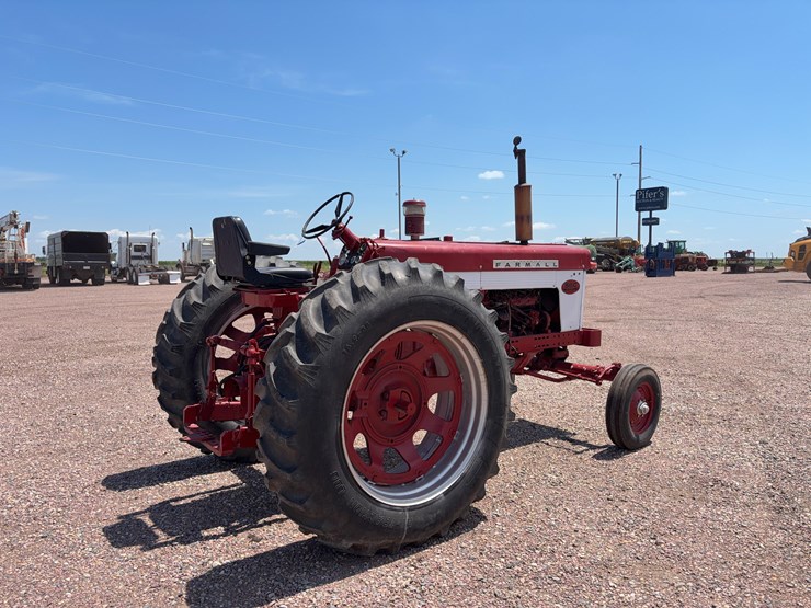 farmall-560-tractor-image-5