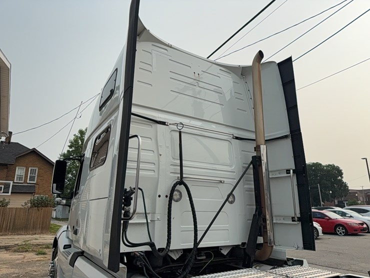 2019-volvo-vnl860-sleeper-cab-semi-image-11