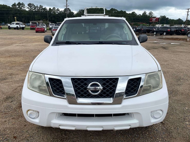 2015-nissan-frontier-sv-image-5