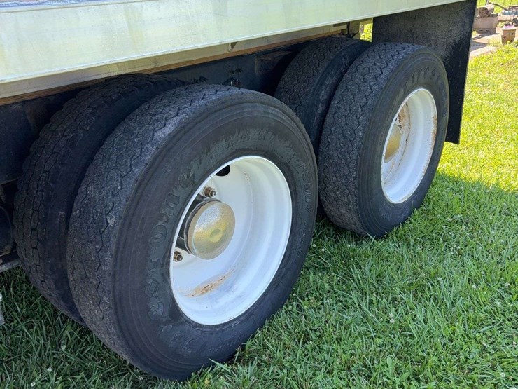 2002-freightliner-fl80-image-8