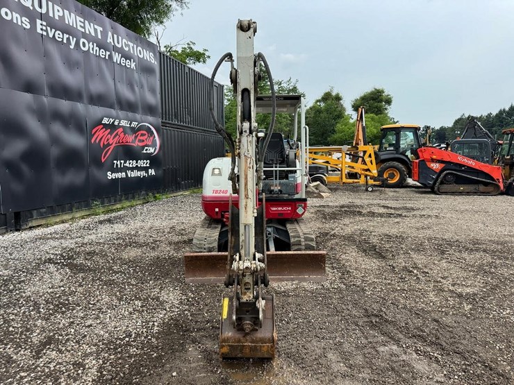 2022-takeuchi-tb240-image-9
