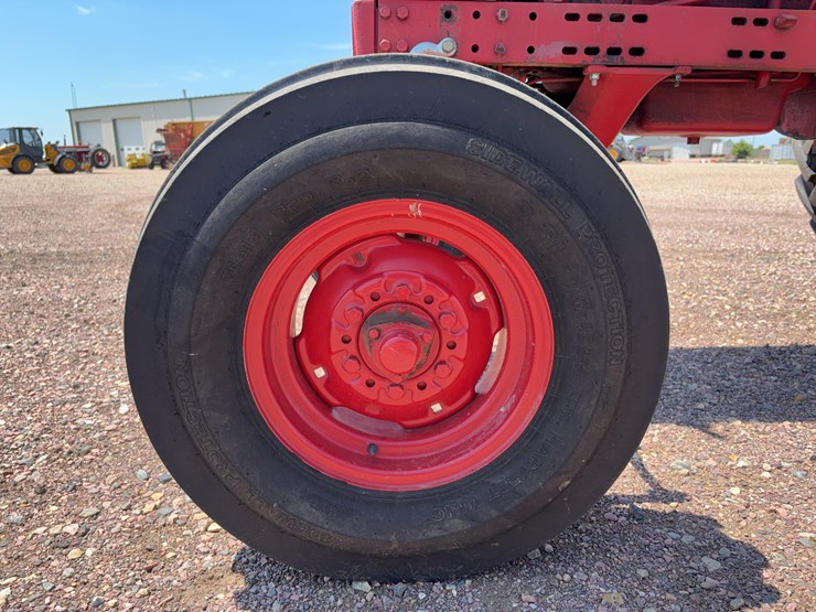 farmall-560-tractor-image-9