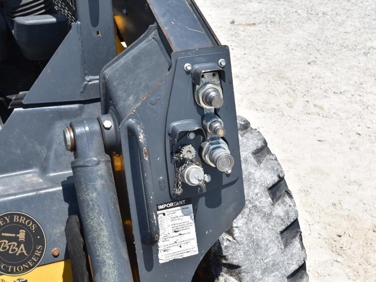 2021-deere-318g-image-22