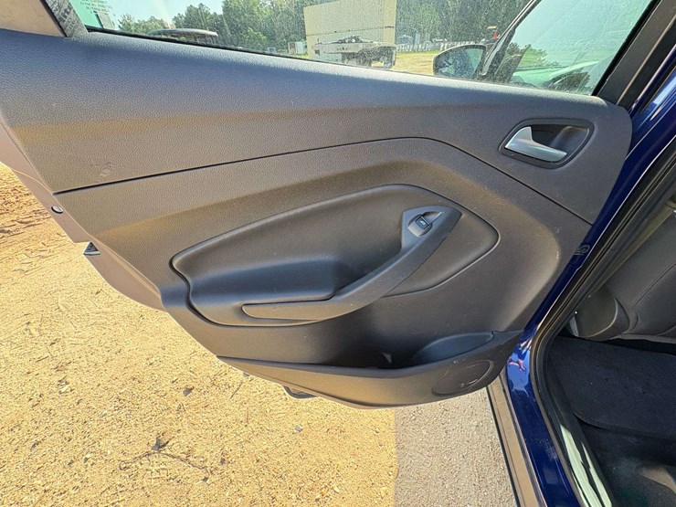 2015-ford-escape-se-image-17