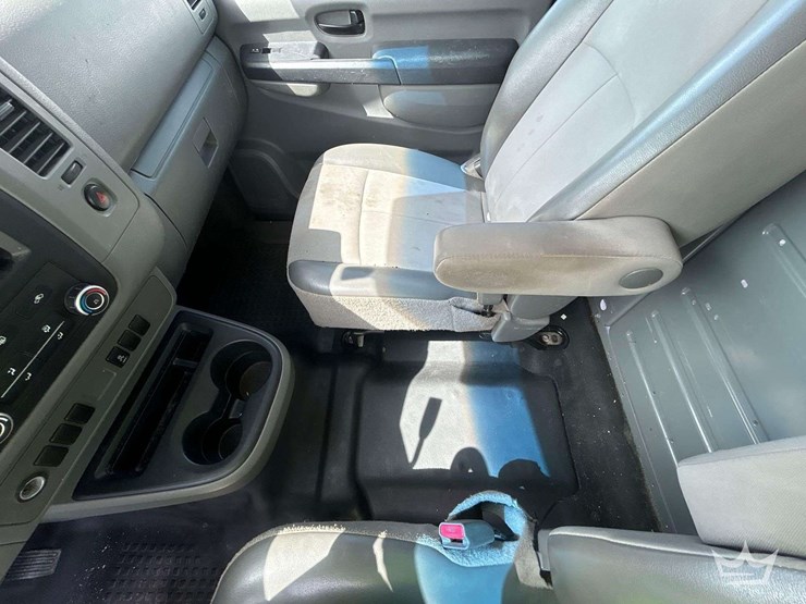 2014-nissan-nv1500-image-21