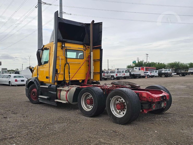 2016-volvo-vnl64t300-image-4