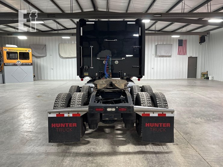 2017-peterbilt-389-image-8
