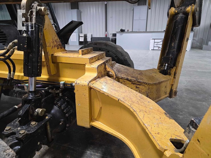 2013-caterpillar-tl1055c-image-26