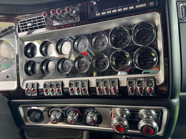 2021-kenworth-w900l-image-42