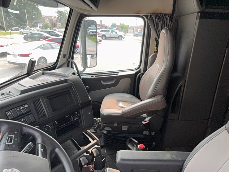 2019-volvo-vnl860-sleeper-cab-semi-image-48