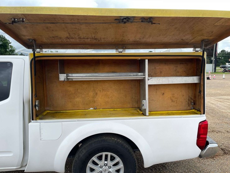 2015-nissan-frontier-sv-image-15