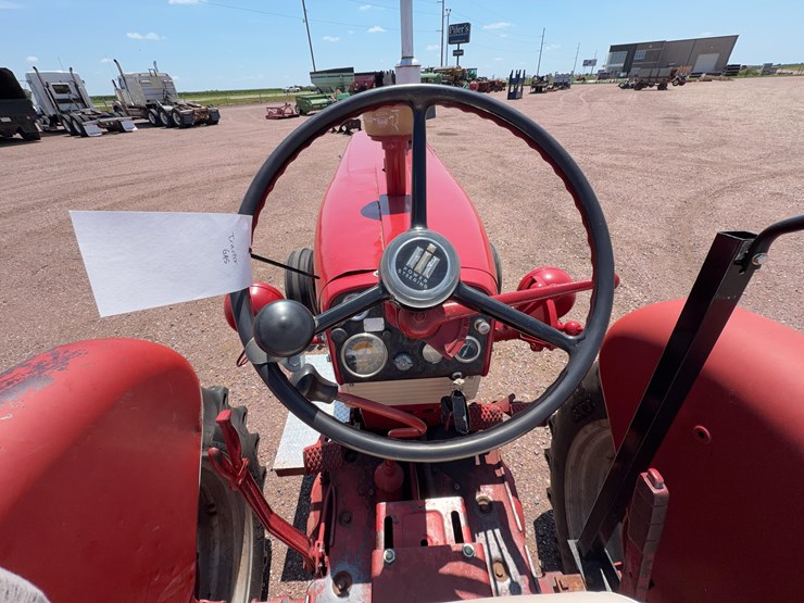 farmall-560-tractor-image-33