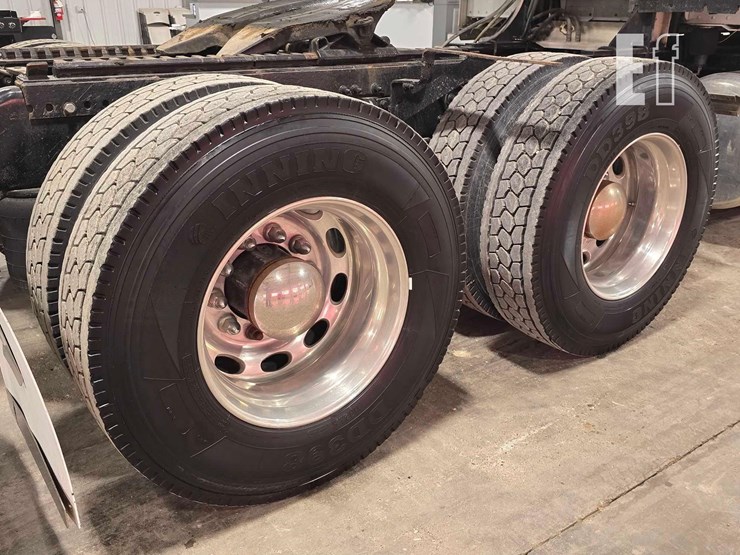 2015-peterbilt-389-image-28