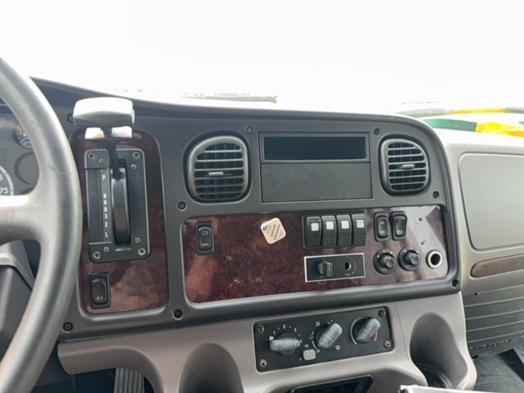 2012-freightliner-bus-image-35