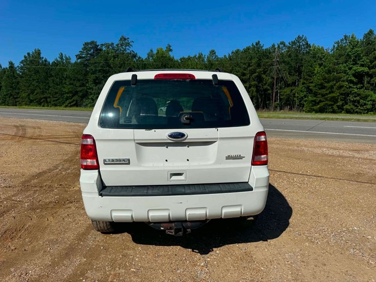 2010-ford-escape-image-4