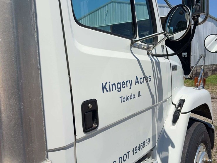 2002-freightliner-fl80-image-22