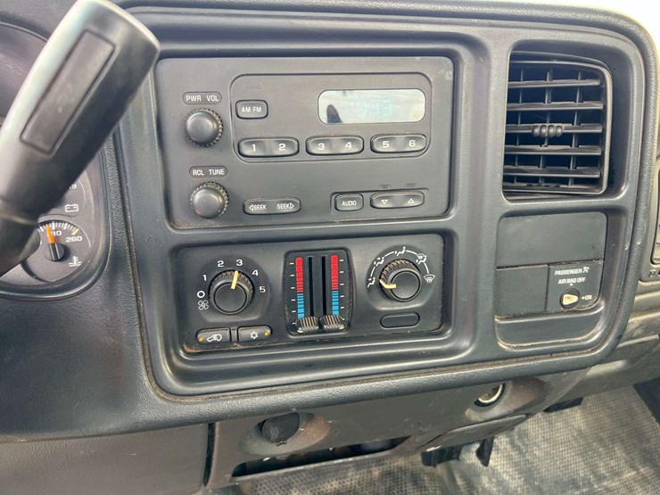 2004-chevrolet-silverado-2500-image-26
