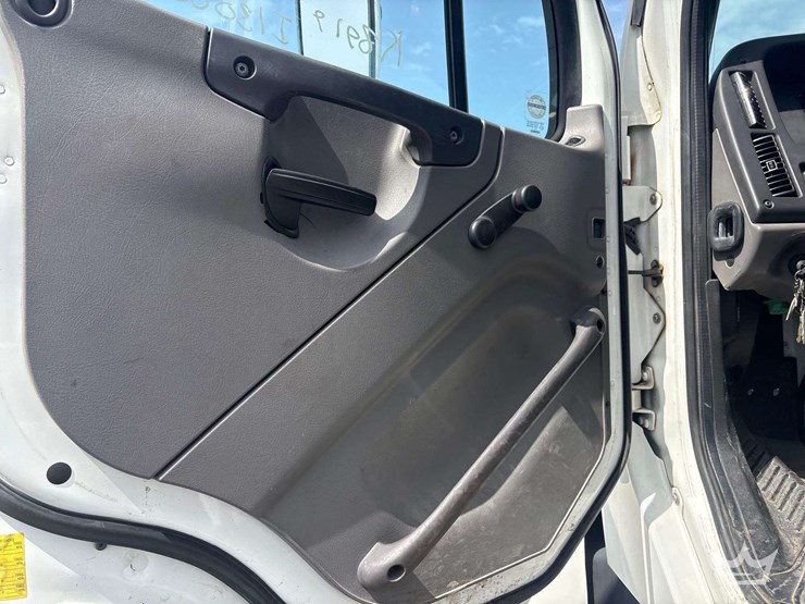 2014-freightliner-114sd-image-21