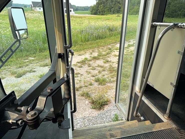 2012-freightliner-bus-image-39