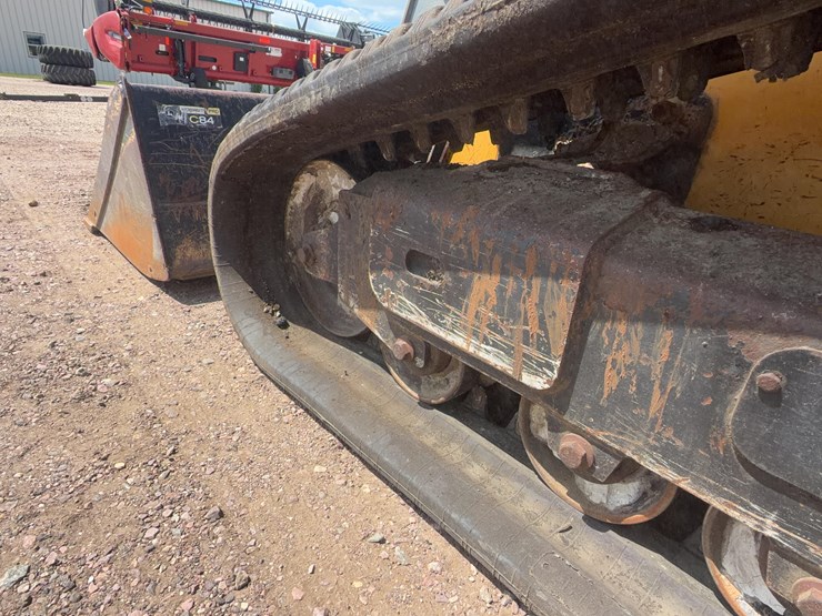 2011-john-deere-329d-image-11
