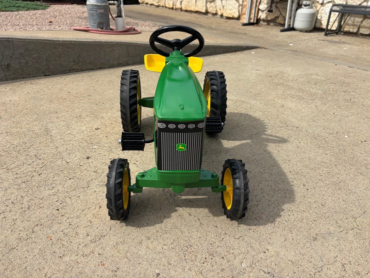 john-deere-8520-pedal-tractor-image-2