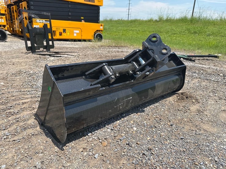 2026-future-24-in-tilting-excavator-bucket-image-4