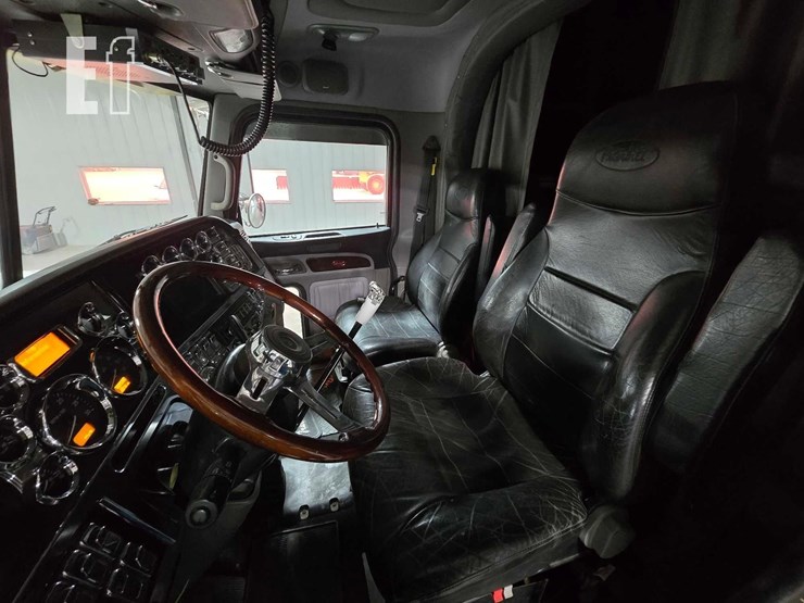 2015-peterbilt-389-image-9