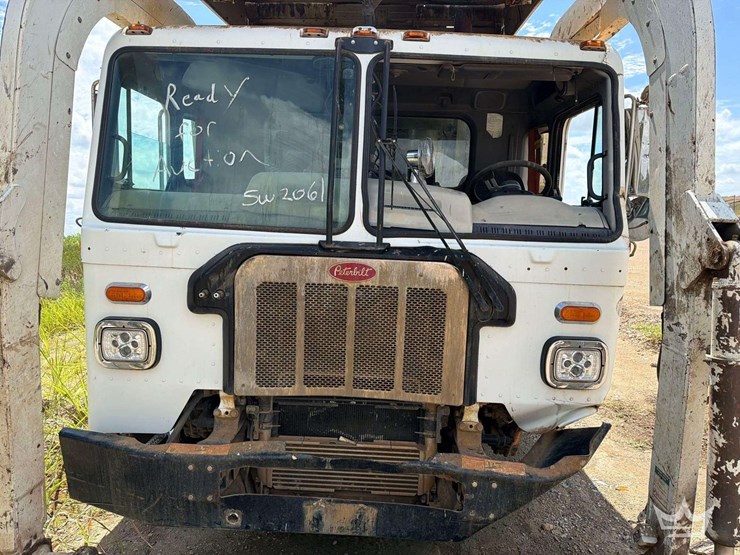 2020-peterbilt-520-heil-28yd-front-loader-garbage-truck-image-13