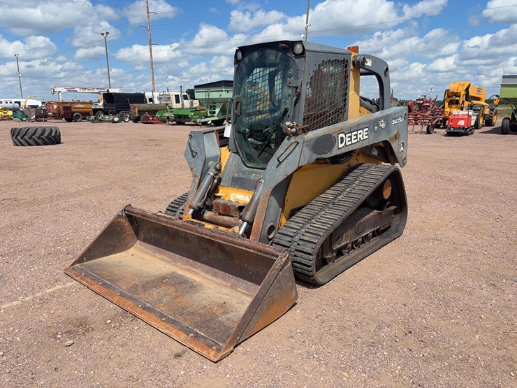 2011-john-deere-329d-image-1