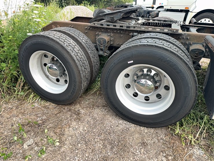 2005-volvo-semi-image-6