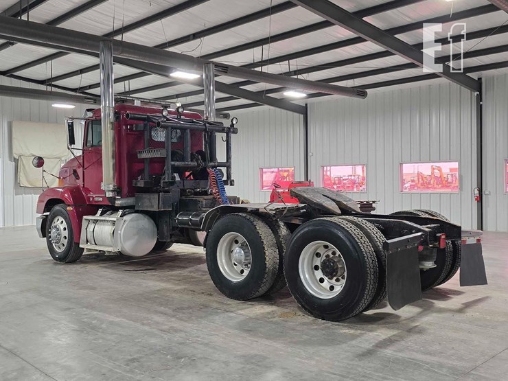 2001-freightliner-fld112-image-4