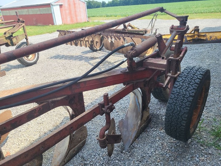 international-540-in-furrow-4-bottom-moldboard-plow-w/coulters-image-6