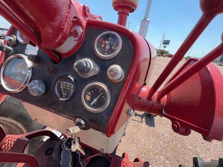 farmall-560-tractor-image-38