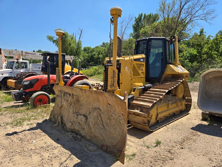 2015-caterpillar-d6n-xl-image-1