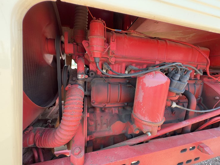 farmall-560-tractor-image-21