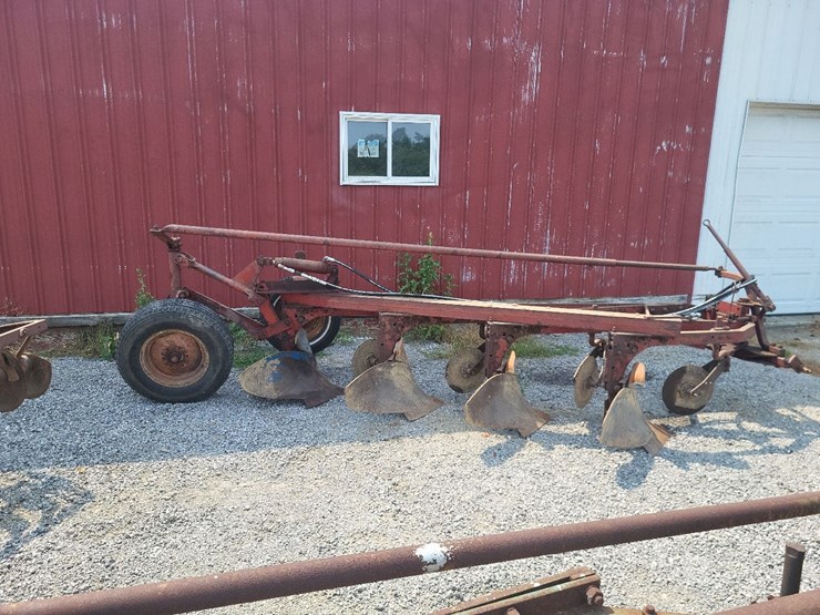 international-540-in-furrow-4-bottom-moldboard-plow-w/coulters-image-2
