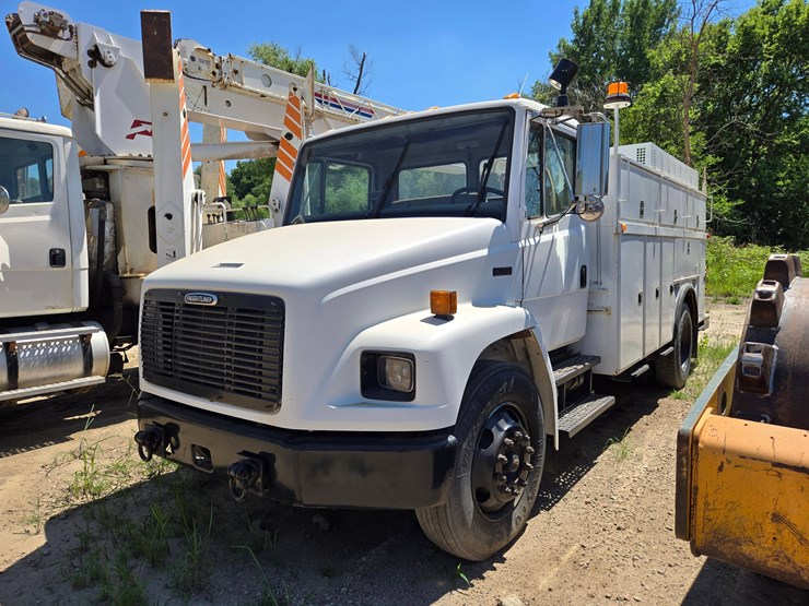 2006-freightliner-fl70-image-1