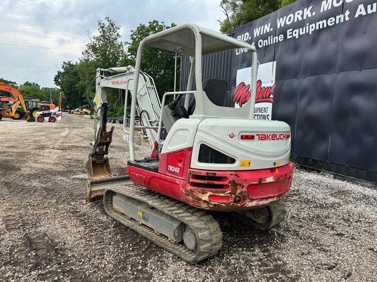 2022-takeuchi-tb240-image-4