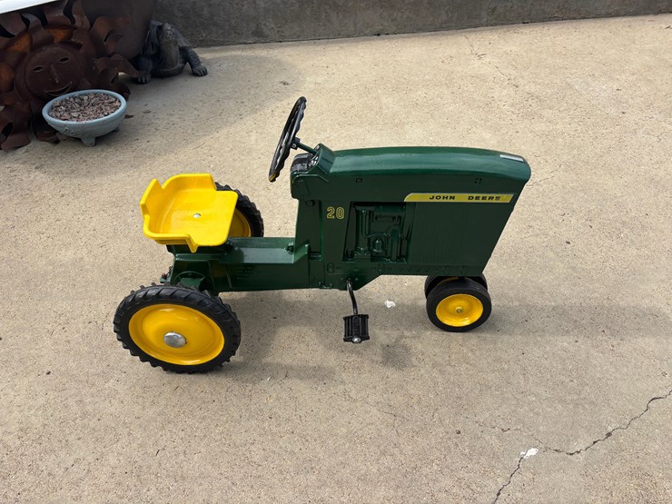 john-deere-pedal-tractor-image-3