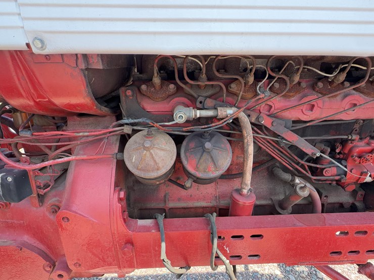 farmall-560-tractor-image-16